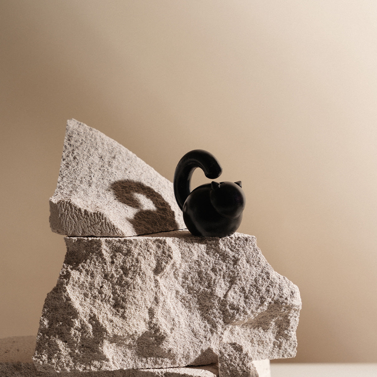 Kissa-veistos, 6,5 cm, musta